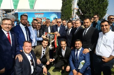 Cumhurbaşkanı Recep Tayyip Erdoğan’ı, Manisa’da Akhisar Belediyesporlu oyuncular karşıladı