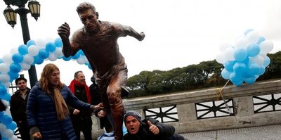 Messi'nin heykeline saldırdılar