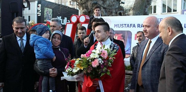 Dünya şampiyonu omuzlarda karşılandı