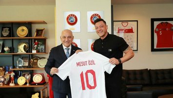 Mesut Özil'den Mehmet Büyükekşi'ye ziyaret