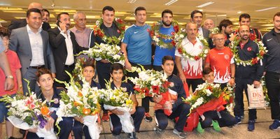 Şampiyon güreşçiler İstanbul’a geldi
