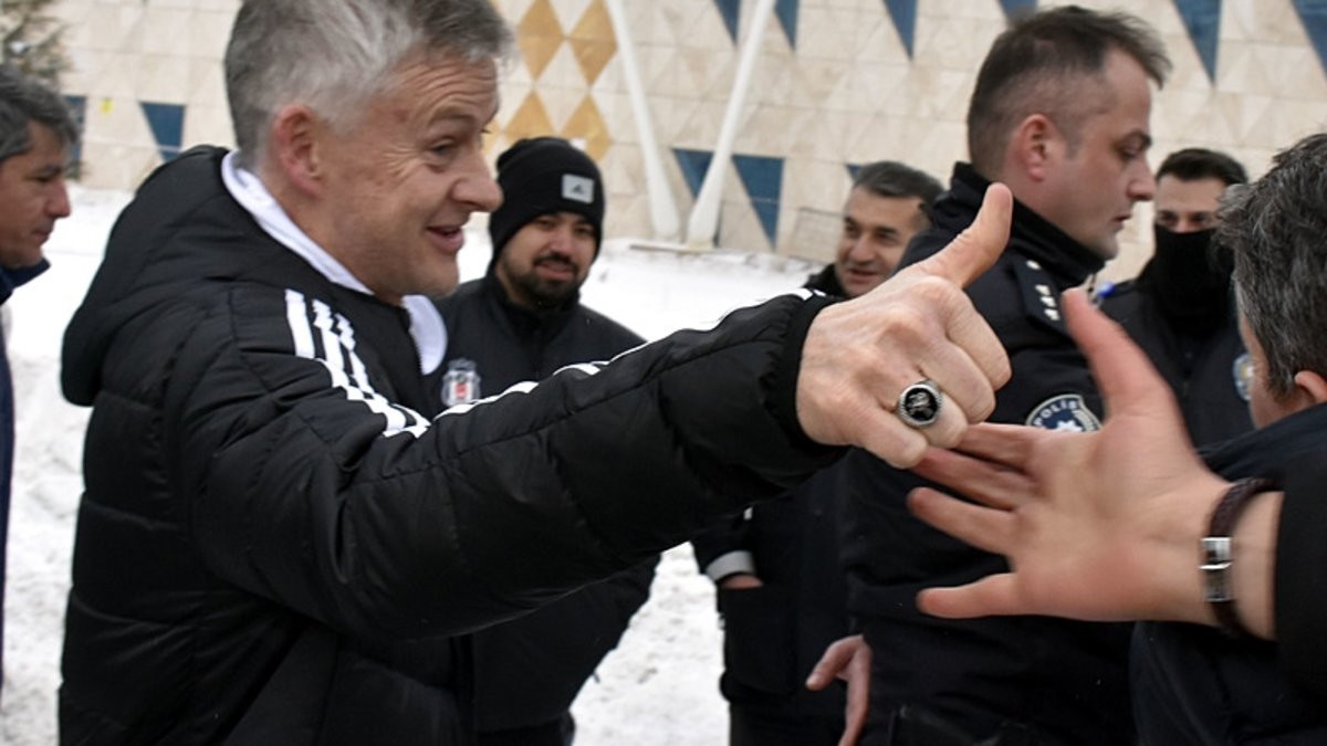 Beşiktaş kafilesi Sivas'a geldi! Solskjaer'e Osmanlı tuğralı yüzük hediyesi Beşiktaş kafilesi Sivas'a geldi! Solskjaer'e Osmanlı tuğralı yüzük hediyesi
