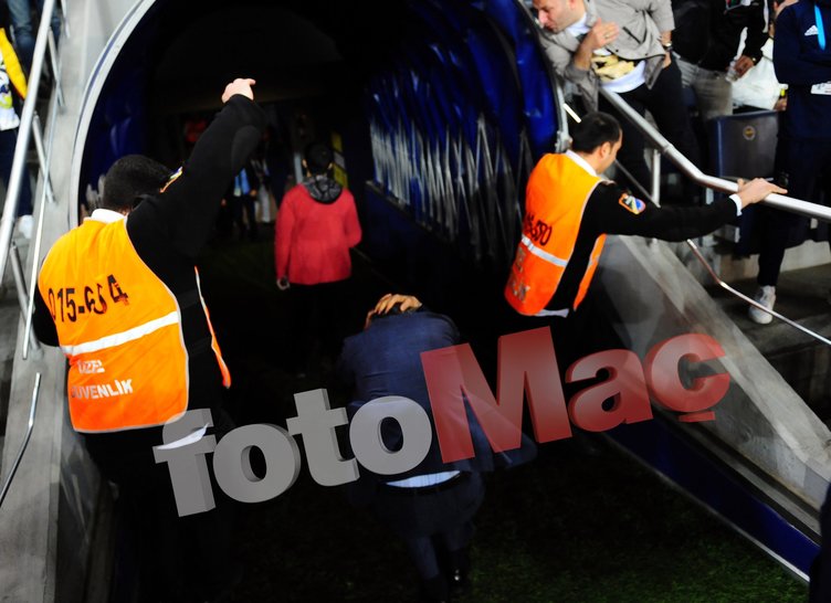 ÅOK GÃRÃNTÃ! <a href="/index/senol-gunes?id=893896f3-ff64-428a-820f-0f29a14300dd" class="" rel="tag">Åenol GüneÅ</a> koridorda yerde kaldı! İÅte o an...