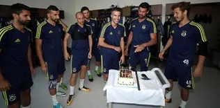 Antrenman öncesi Van Persie’nin doğum günü kutlandı