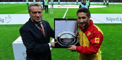 G.Saray'dan Sabri Sarıoğlu'na vefa