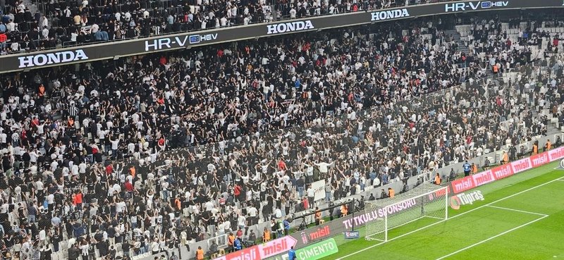 besiktas-taraftarindan-derbide-protesto-5-dakikada-boyunca-1778346606597.jpeg