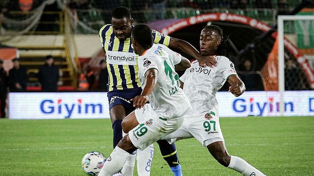Alanyaspor - Fenerbahçe maçında hakem penaltı noktasını gösterdi! İşte o pozisyon...