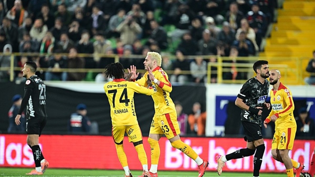 Nhaga Galatasaray formasıyla ilk golünü attı!