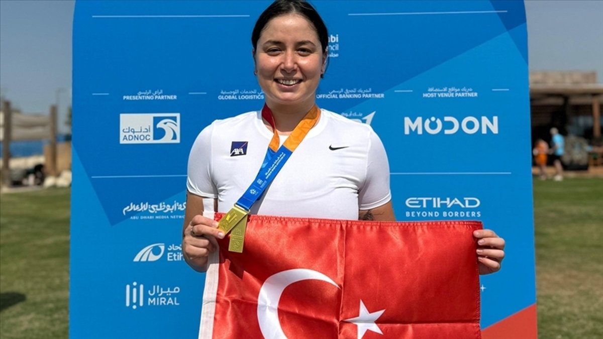 Rekortmen yüzücü Bengisu Avcı'dan yeni masterler Türkiye rekoru!