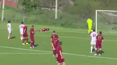 Futbol sahalarının gördüğü en ilginç gollerden biri!