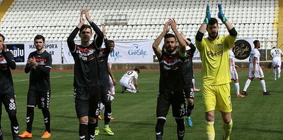 Manisaspor gençlere sarıldı