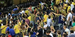 Taraftar beyaz mendil salladı