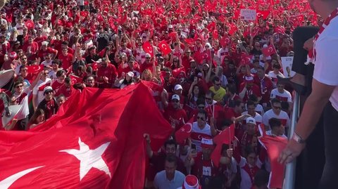 San Francisco sokakları kırmızı beyaza büründü!