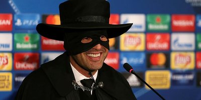Sözünü tuttu, Zorro oldu