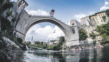 Mostar’daki atlayış şöleni nefes kesti