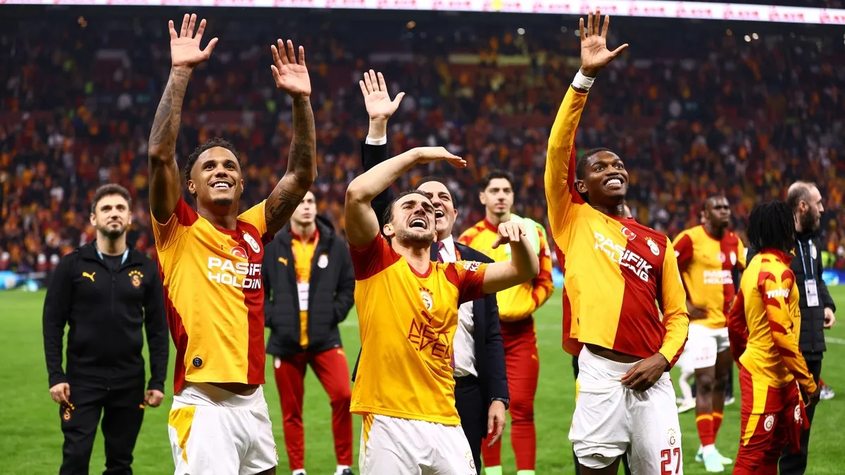 Galatasaray'da derbi sonrası büyük coşku! Dursun Özbek müjdeyi verdi
