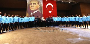 A Millilerden, Atatürk için saygı duruşu