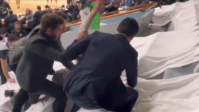 >Fransa'da skandal! Filistin bayrağı açan taraftara saldırdılar