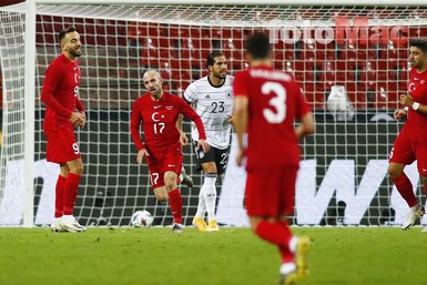 Almanya - Türkiye maçında Joachim Löw yine olay oldu! Eski alışkanlığını bırakamadı | Son dakika haberleri