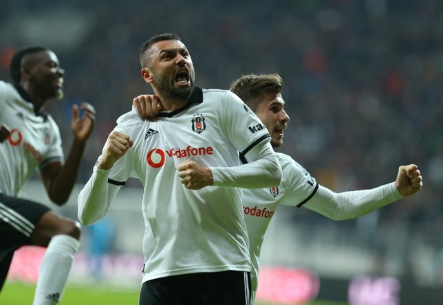 Beşiktaş'ta Burak Yılmaz taraftarla buzları eritti!