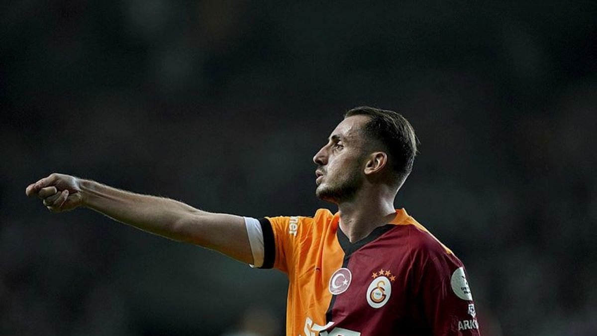 Aktürkoğlu kalmaya yakın