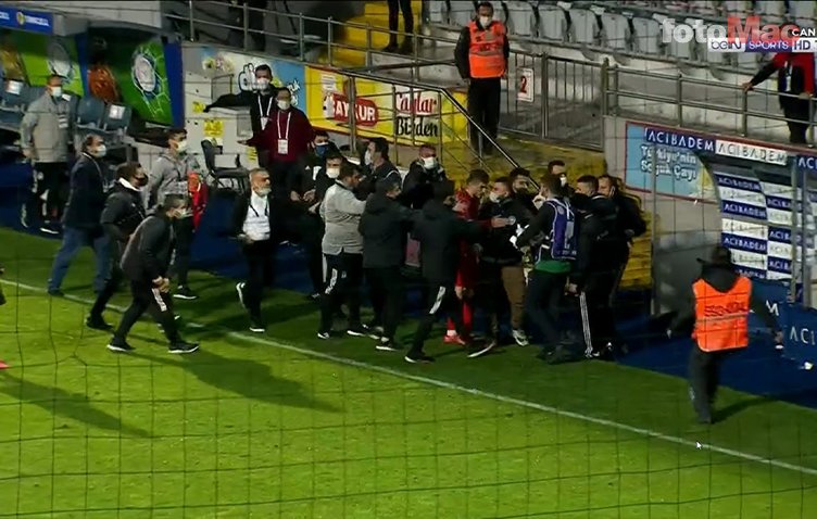 Son dakika spor haberi: Çaykur Rizespor-Beşiktaş maçı sonunda ortalık karıştı! İşte o anlar... Son dakika spor haberi: Çaykur Rizespor-Beşiktaş maçı sonunda ortalık karıştı! İşte o anlar...