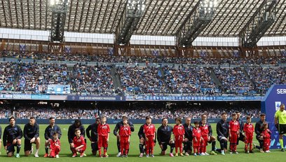 Napoli takes knee before match to protest racism