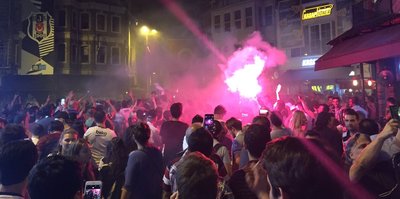 Beşiktaş taraftarı galibiyeti Çarşı’da kutladı