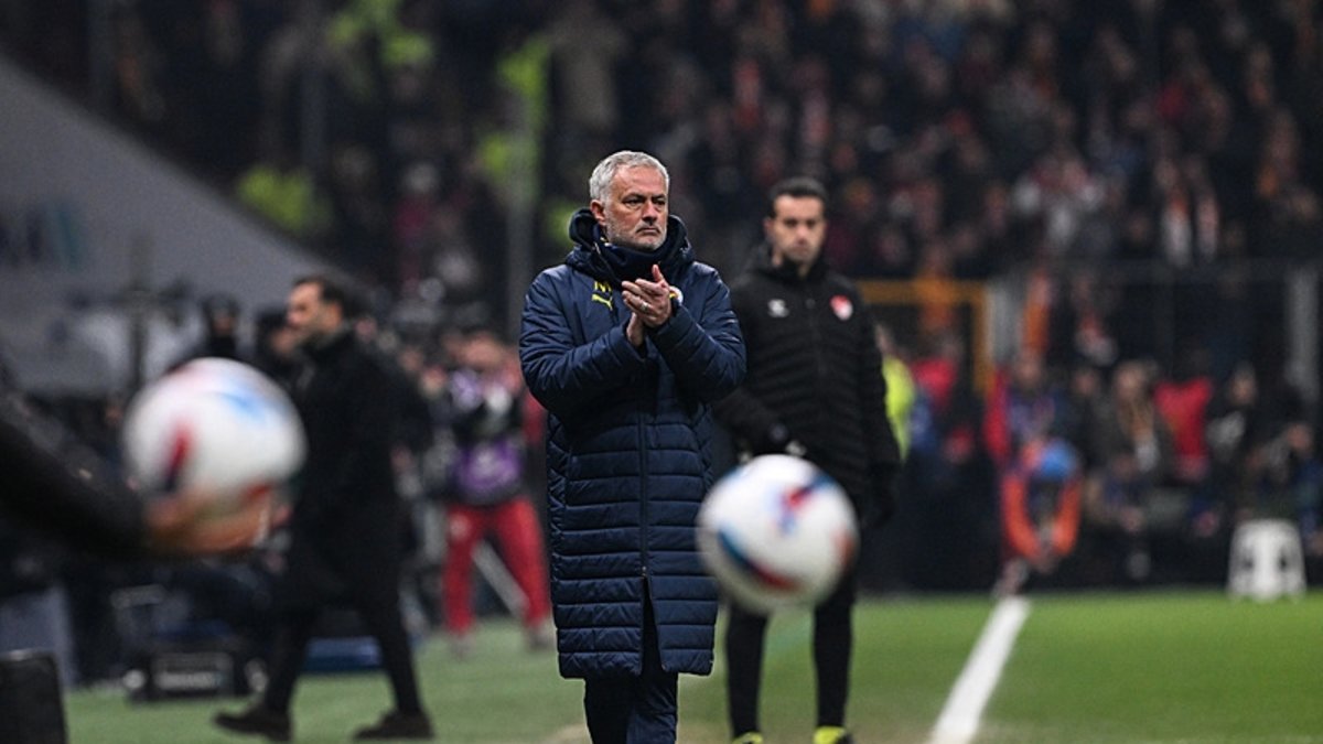 Fenerbahçe'de Jose Mourinho'dan çok konuşulacak sözler: Yedek kulübesinde maymun gibi zıpladı Fenerbahçe'de Jose Mourinho'dan çok konuşulacak sözler: Yedek kulübesinde maymun gibi zıpladı