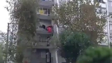 Son dakika İzmir deprem haberi: Binanın yıkılma anı kameralara yansıdı