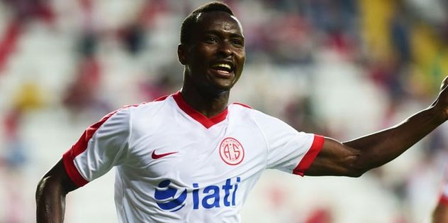 Antalyaspor'un futbolcusu Drole'un ayağı kırıldı