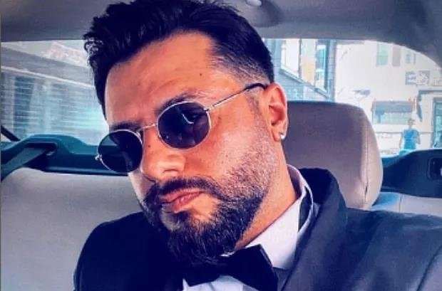 tolga-guleryuz-kimdir-bas-belasi-tiyatro-ekibinden-tolga-guleryuz-nereli-kac-yasindaydi-1669019406502.jpeg