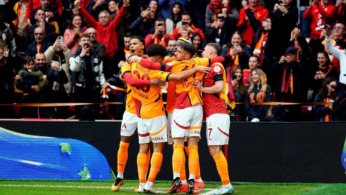 Galatasaray’dan 4 futbolcuya yeni sözleşme!