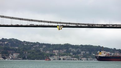 Fenerbahçe Opet’in şampiyonluk bayrağı köprülere asıldı