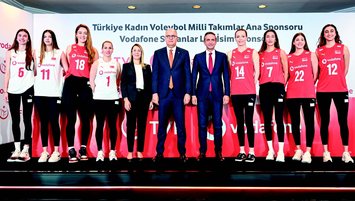 Vodafone kadın voleybolcuların yanında