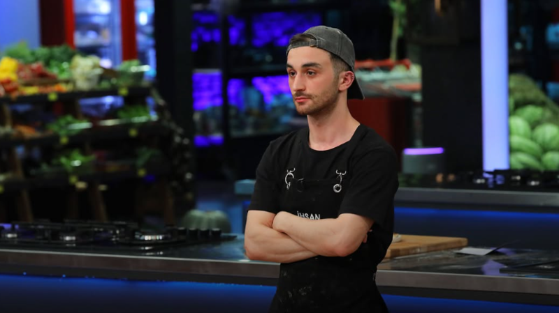 masterchef-turkiye-2025te-haftanin-elenen-ismi-aciklandi-masterchefte-kim-elendi-kim-kasik-aldi-1760161903802.png