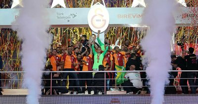 Galatasaray'da şampiyonluk kutlamasında para bastı!