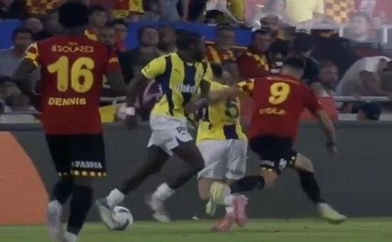 goztepenin-fenerbahceye-attigi-gol-vardan-dondu-iste-o-pozisyon-1723924597596.jpeg