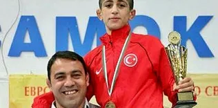 Şampiyon güreşçi yalnız kaldı