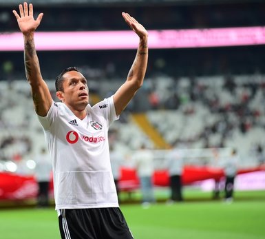 Beşiktaşlı Adriano için Japonya’dan resmi teklif geldi