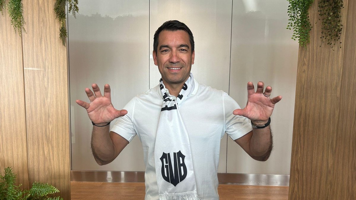 Beşiktaş'ın yeni teknik direktörü Giovanni van Bronckhorst İstanbul'a geldi! Beşiktaş'ın yeni teknik direktörü Giovanni van Bronckhorst İstanbul'a geldi!