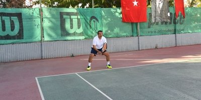 Soner Çetin teniste şampiyon