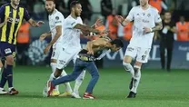 Uçan tekme attı serbest bırakıldı