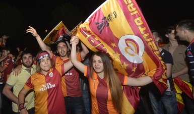 Galatasaray taraftarı sokaklara döküldü