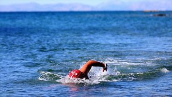 Yüzücü Alper Sunaçoğlu'ndan Gaziler Günü'nde rekor denemesi
