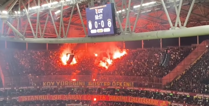 vincic-galatasaray-fenerbahce-derbisini-durdurdu-iste-tribunlerden-o-goruntu-1740421473132.png