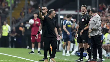 Okan Buruk maçın başında kırmızı kart gördü!