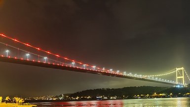 Fatih Sultan Mehmet köprüsü Galatasaray için sarı-kırmızı renklerle ışıklandırıldı
