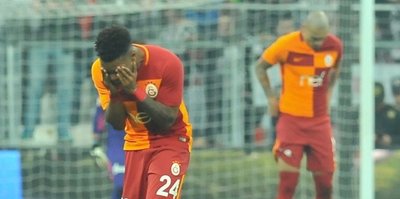 Galatasaray'a iki şok birden! Gözyaşlarını tutamadı