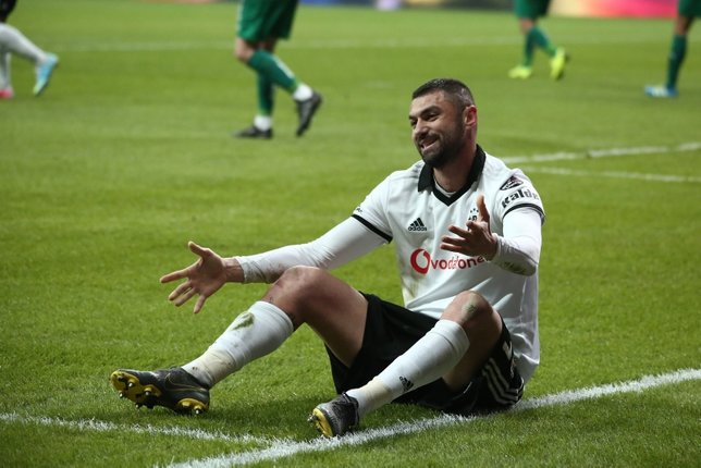 Beşiktaş'ta Burak Yılmaz taraftarla buzları eritti!
